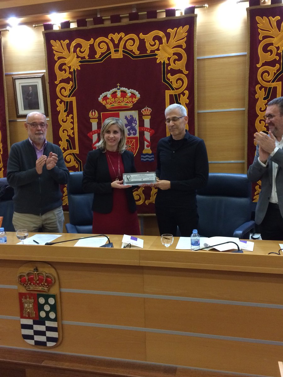 AytMolinaSegura's tweet image. .@EstherClavero hace entrega del XV #PremioSetenil2018 @AytMolinaSegura a @joseovejero2017, por su libro #Mundoextraño, editado por @paginasdeespuma