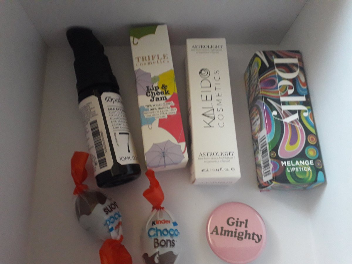makeeatrepeat's tweet photo. Hi #veganhour I finally got round to opening my #cfvsecretsanta box and I'm can't wait to give them a try ๐. I'm going to put up a blog post about it on the weekend. Thanks Secret Santa you are the best xxx https://t.co/fsPGAWzpEQ #vegangiftguide #giftguide #veganmakeup https://t.co/JdPc91YViD