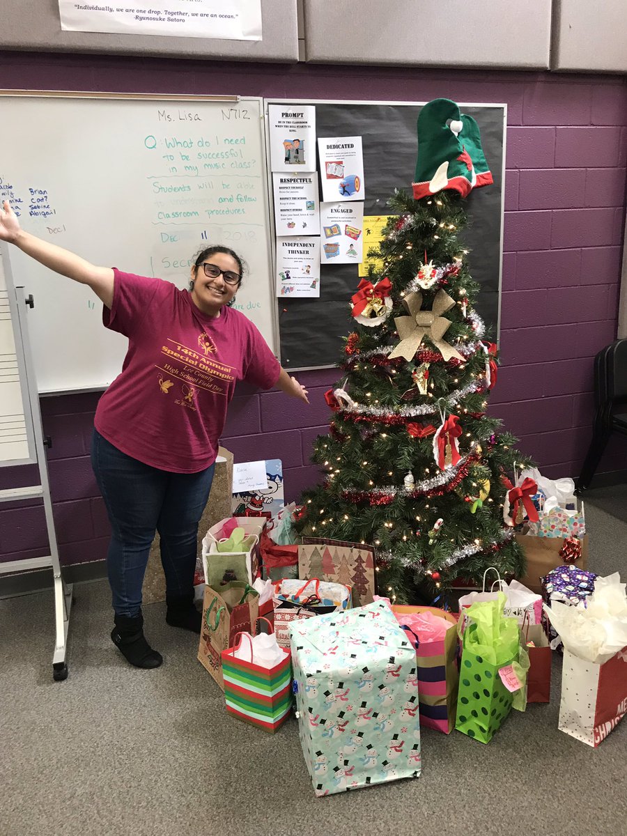 CypressStrings's tweet image. Our lovely tree in the Orchestra Room is PACKED with Secret Santa Gifts! Camerata and Chamber open their gifts tomorrow, and Panther Strings opens their gifts on Thursday! #holidayfestivities 😁