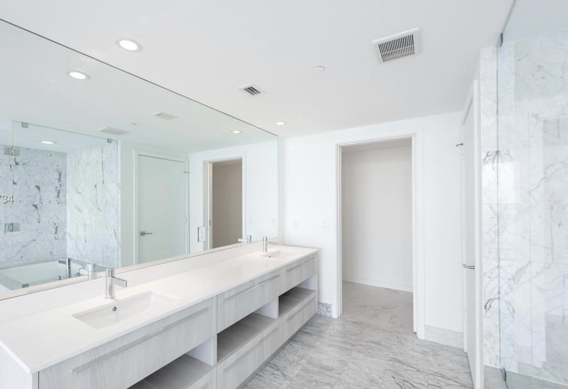 One Paraiso spacious modern bathrooms are designed with premium Italian cabinetry,  imported stone vanity tops and full-size mirrors. |photo: @felise_eber 
one-paraiso.com