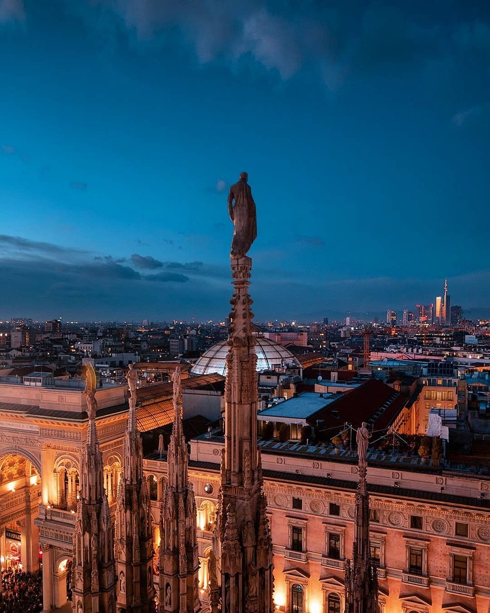 #Natale in vetta a Milano ⛪
⬇️

📸 Massimiliano Donghi
🌐 instagram.com/milanstagramcom
⛩️ #eventiatmilano #milano