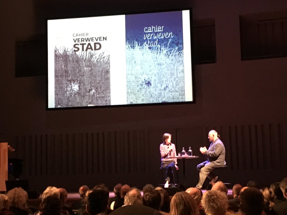 JacobsMario's tweet image. Het verhaal van #Tilburg als #VerwevenStad. Onze @VlaamseLudo vertelt voor een volle zaal in @TheatersTilburg over de kracht van de stedenbouw in onze stad. Bekroond met een mooi cahier, een terugreis door toen als inspiratie voor onze toekomst.