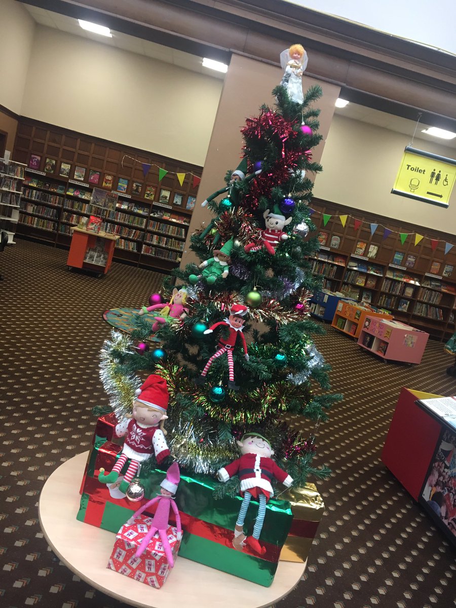 TeamLindsay10's tweet photo. #ParkheadLibrary had some very special visitors today! The elves had lots of fun in the Christmas cosy corner, sorting books and fixing the tree! @GlasgowLib they loved their library adventure today! π
π https://t.co/ElwOsSEtLz