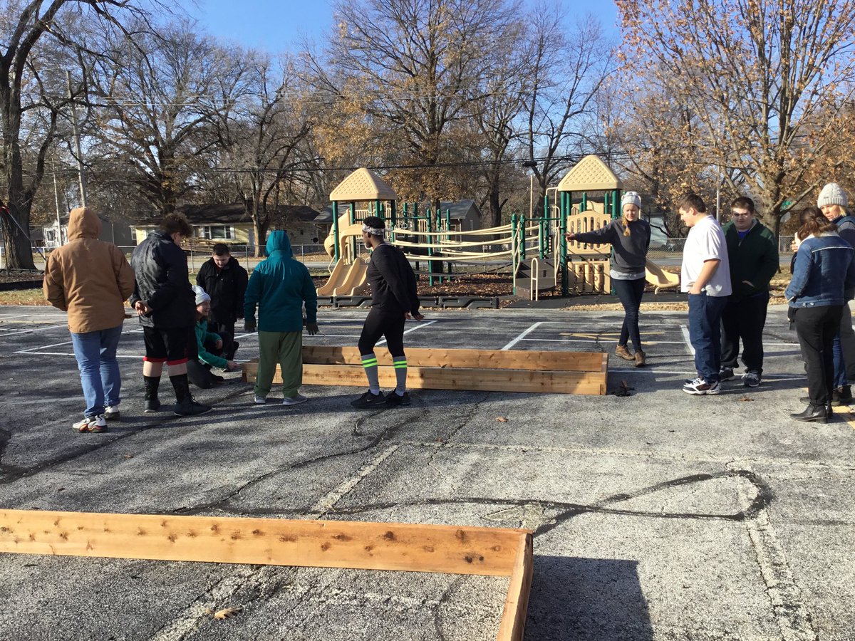 NurseBunde's tweet photo. Great morning at @Arrowhead512 building our school garden! Thanks to @theSMEF & @KC_Gardens for your support! @theSMSD #ArrowheadMovingForward https://t.co/12ZHcRPAcJ