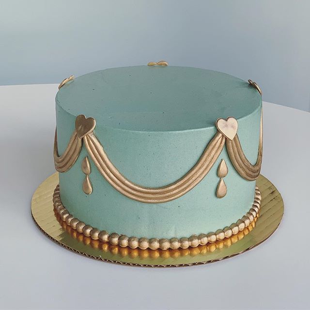 Keeping it sweet and simple with gold swags on buttercream for a young girl’s birthday last weekend. On the inside: Pink Champagne cake with strawberry mousseline.