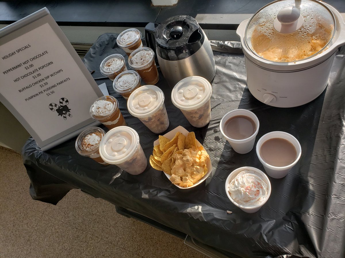 TNGRocks_JPerry's tweet photo. Yummy Holiday specials!  Pop Up Ala Carte serving peppermint hot chocolate, gourmet hot chocolate popcorn, pumpkin pie pudding parfaits, and the favorite buffalo chicken dip!!  @JoTNGRocks
#TNGFEEDSKIDS https://t.co/I1g0wWhF7E