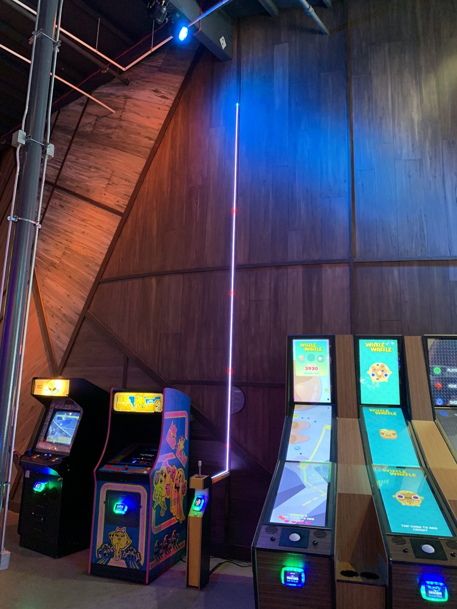 Robin_B's tweet image. Here's the first Line Wobbler arcade machine, at @TwoBitCircus 😍