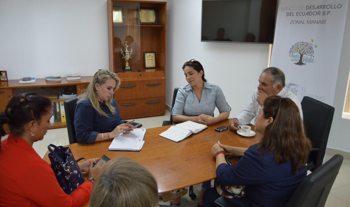 En Rocafuerte, #Manabí, el Gad Municipal ejecuta varias obras con financiamientos del #BDE. Karina Bardellini, gerente de la zonal Manabí, revisa con el alcalde, Pacífico Zambrano, la situación de los proyectos