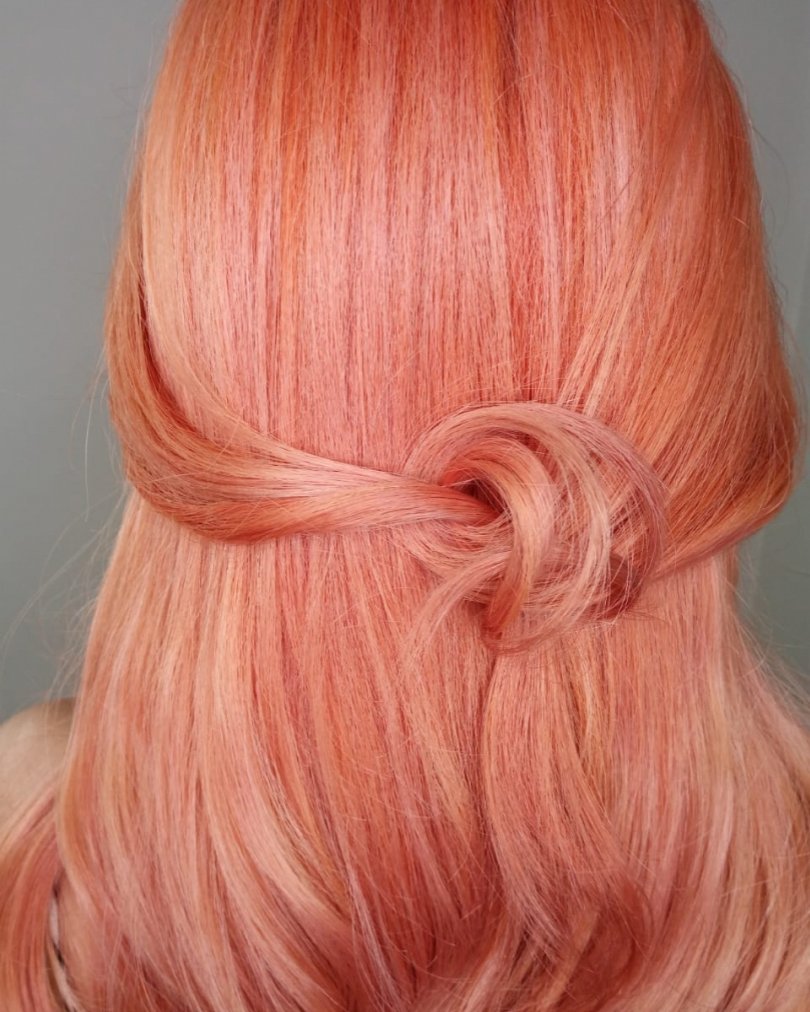 revistacabelos's tweet image. Que tal a inspiração Living Color, a cor-tendência para 2019, feita pela hairstylist Daiana Ribeiro? 👏🏻 Ela, que também é educadora de L'Oréal Professionnel, conta que o resultado foi alcançado com a linha Colorful Hair.
#cabelosecia #livingcolor #pantone2019 #cabeleireiro