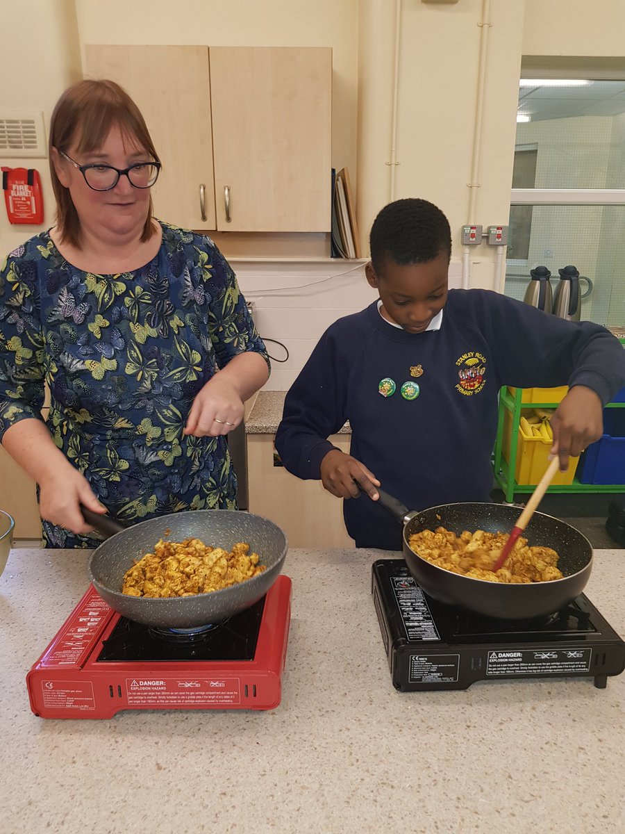 WifiNorthWest's tweet photo. #Seed 2Pot at Stanley Rd Primary School Community School..Kids loved making a warm chicken salad.. little chefs in the making. Kids tried almost every vegetable @vicscriv @angiebott1 https://t.co/trVR7wzJ9Q