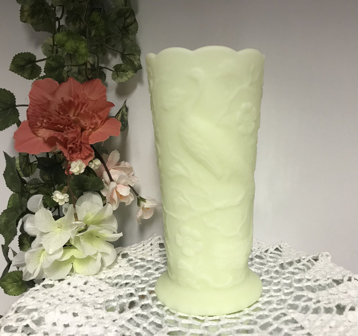 loveantiquing's tweet photo. 1970's #FENTON ART #GLASS Yellow Satin Custard #Flower #Vase Peacock Floral Pattern
Click: https://t.co/5oKsBkNhw5
#vintage #tablepiece #vintageshop #forthehome #eBay #collection #collectors #giftshop #selling #forsale #followers #giftideas #Christmas #holidays #antiques https://t.co/ks8tQskdVk