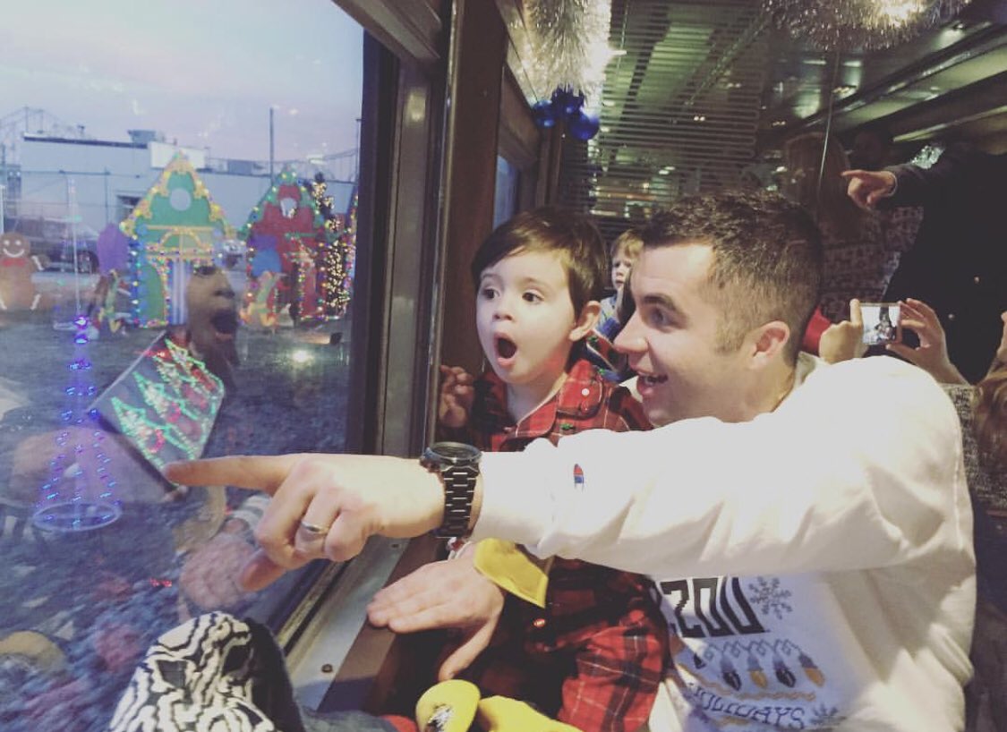 “Santa! I know him!” 🚂

You can, too, because Santa checked his list and checked his twice but then his elves checked again and found some Golden Tickets for this week and weekend! 

Visit the North Pole aboard The Polar Express!🎅🏽

stlthepolarexpressride.com 🎄