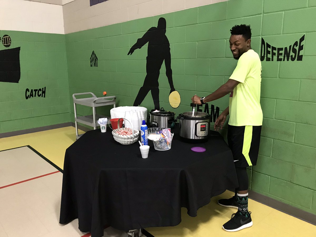 MistrPE's tweet photo. Pacers Reindeer Training @PinkElementary about to get rolling. Followed by a refuel of stuff reindeers LOVE - hot chocolate and candy canes! #OurFISDStory #OnDasher https://t.co/Px347GF6Jf