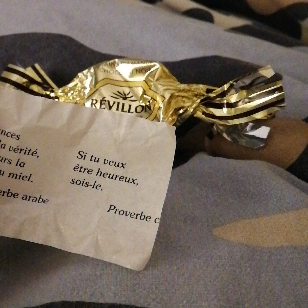 Aitonen's tweet photo. Les dépressifs du monde entier guéris par une papillote. C'est ça l'esprit de Noël ✨ https://t.co/S0iisdDwew