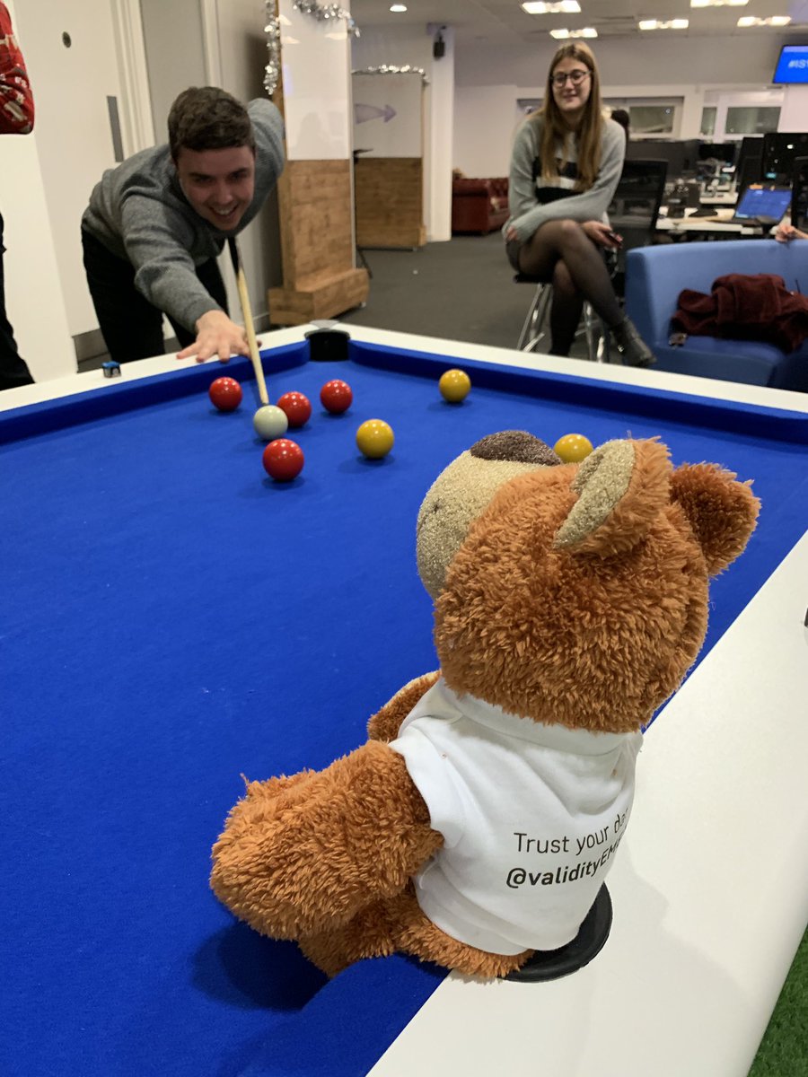 Chilling with the #isvmeetup group. Playin pool and doing #selfies... Thansk to <a href="/mtsembelis/">Maritina Tsembelis</a>, <a href="/ThirdRepublic/">Third Republic</a> and @ValidityEMEA for hosting.