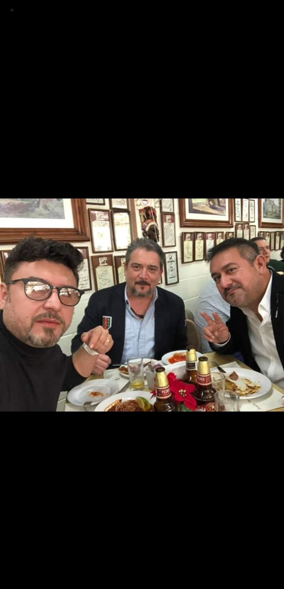 jaimefloresmx's tweet photo. En este restaurante se está cocinando algo que huele muy rico. Con Raúl Ornelas y mi compadre @LC_Monroy https://t.co/lVuOFDiXpT