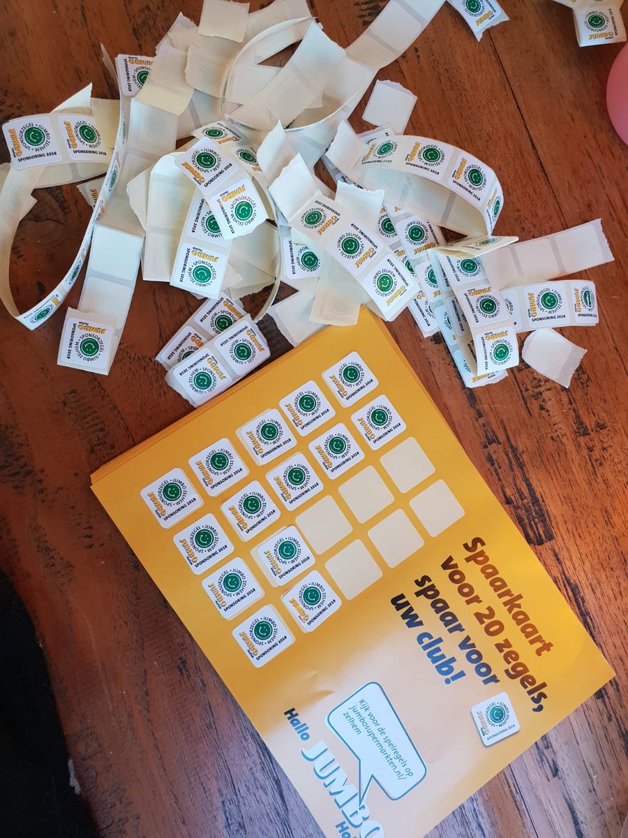 De plakcommissie van SV Halle is na de jaarlijkse kerstinkoop alweer druk bezig met het beplakken van de spaarkaarten! Bij 20 zegels heb je namelijk al een volle kaart, en steun je dus je club 💪