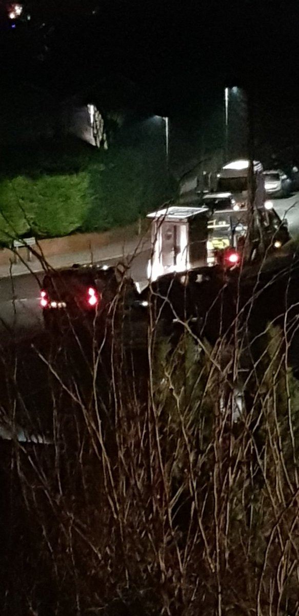 Cookiecreff's tweet photo. @newsshopper @LBofBromley @SadiqKhan @BBCLondonNews  After @TFL "listened" &amp; agreed  to be more transparent (after lying about sending consultation letters) they are fixing the toilet door right now! Anyone would think they are trying to do it on the sly 🙃 #turdis #bigginhill https://t.co/JilfkGLzL3