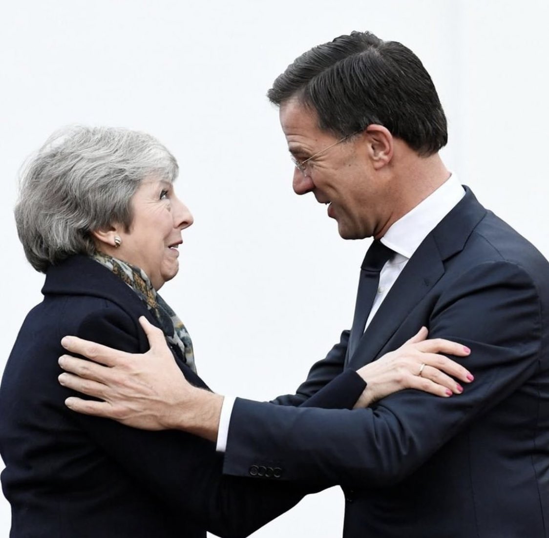 DuKmHpzXgAAWHuG.jpg:large