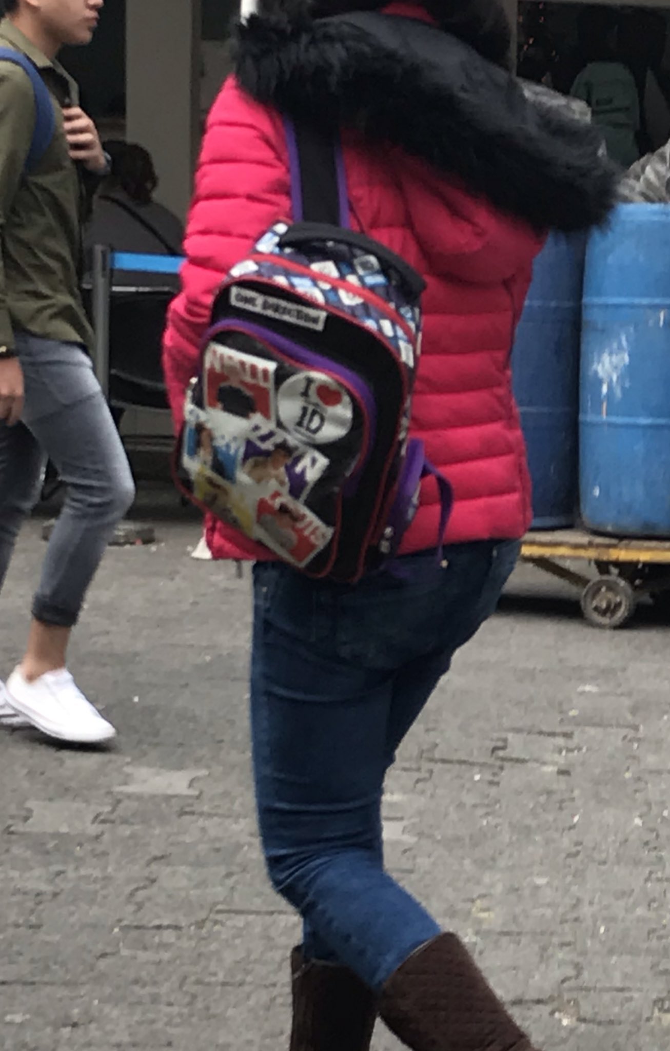 Mitch on X Hoy segui por toda mi escuela a una chica que llevaba una mochila de One direction jsjs https t 5gsOizRe4L X