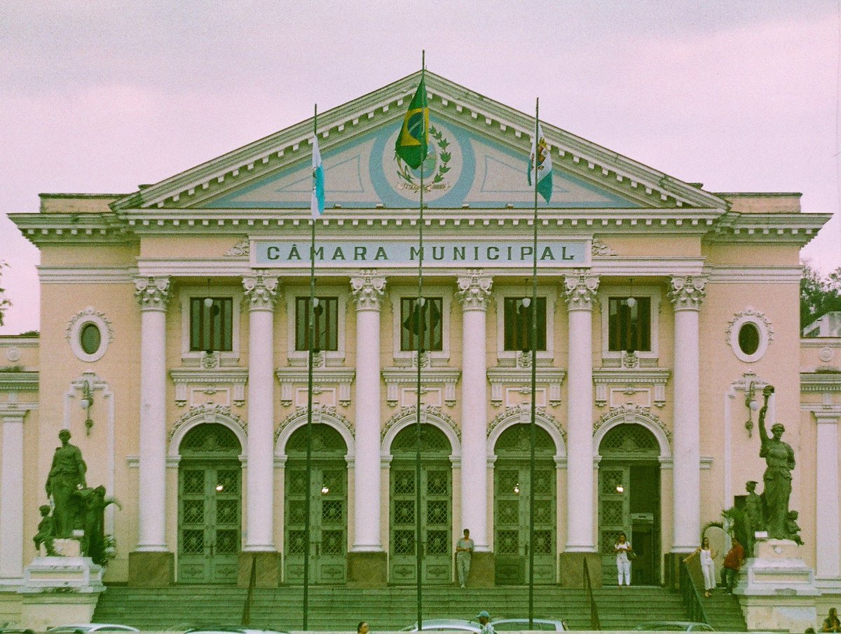 _pedrolou's tweet photo. fala tu dessa câmara municipal (essas arquitetura vao me mata) #analogic #nofilter #ishootfilm #filmisnotdead #vintagecamera #cameravelha #kodakfilm #35mm #filmcommunity #grainisgood… https://t.co/TGoZouCfSK https://t.co/OEuJdQAqtj