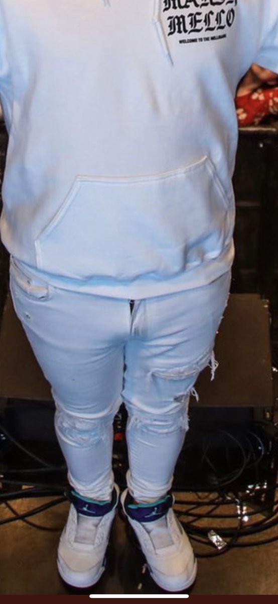 cant stop thinking about the one pair of pants marshmello owns and how weird they look