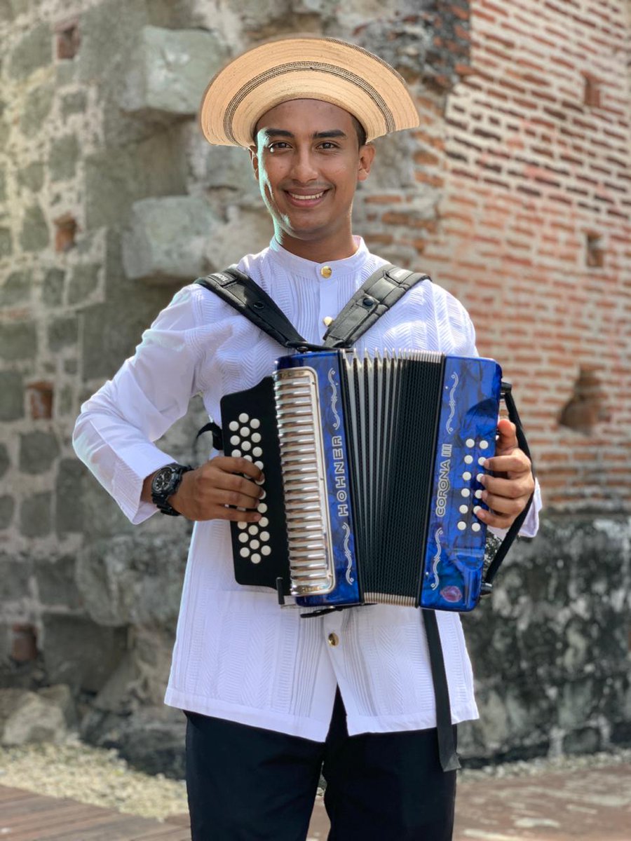 El campeón de Cuna de Acordeones 2018 Hidadi Saavedra cogío en la camisilla y sombrero pinta’o durante la grabación de la pieza promocional de <a href="/alopanameno/">A Lo Panameño</a> y la <a href="/ATP_panama/">Autoridad de Turismo de Panamá</a> para el Desfile de Las Mil Polleras.