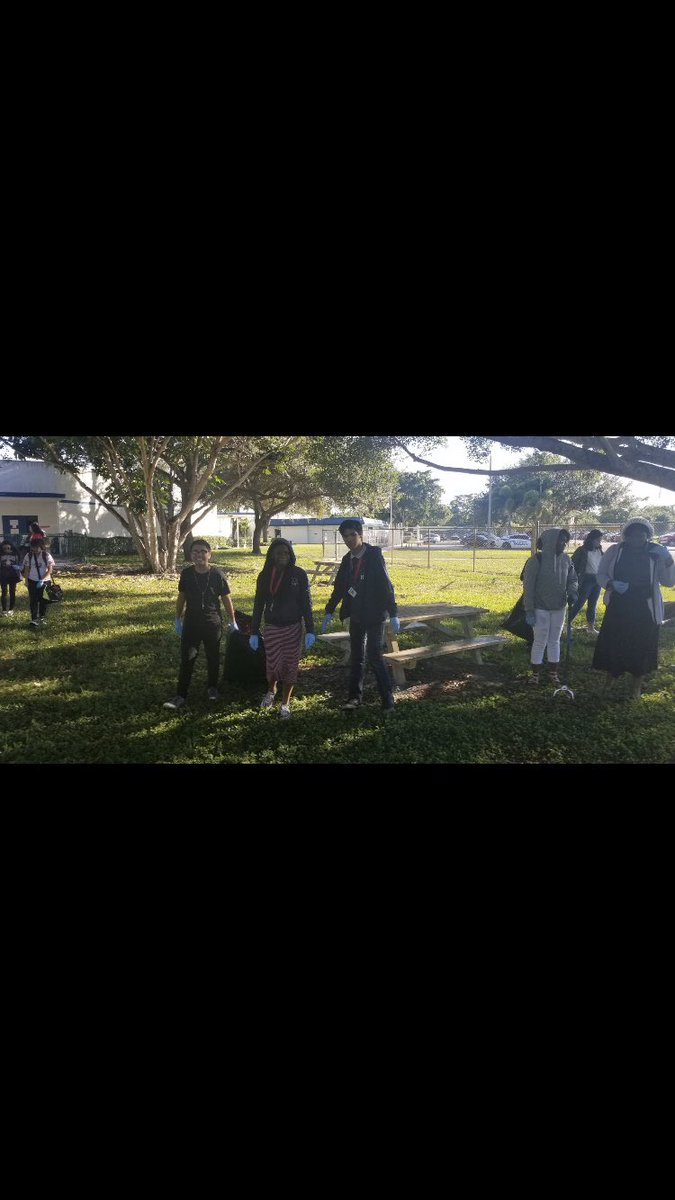 LIAPlantationHS's tweet photo. Serving our community by cleaning up our tutoring campus, Mirror Lake Elementary! https://t.co/g4qH7047dV