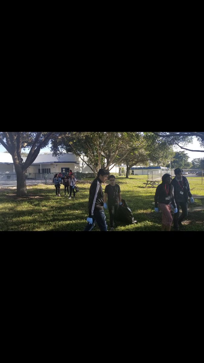 LIAPlantationHS's tweet photo. Serving our community by cleaning up our tutoring campus, Mirror Lake Elementary! https://t.co/g4qH7047dV