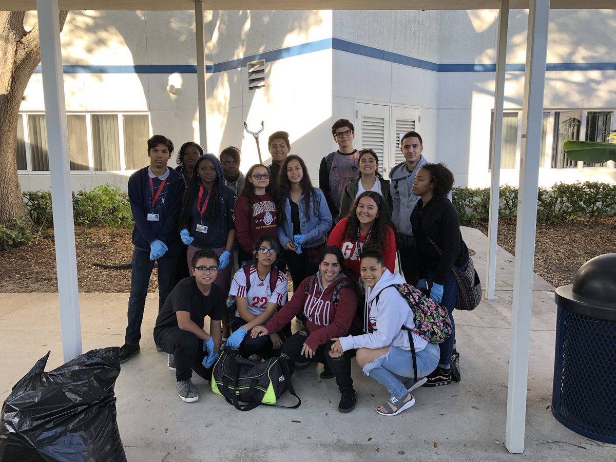 LIAPlantationHS's tweet photo. Serving our community by cleaning up our tutoring campus, Mirror Lake Elementary! https://t.co/g4qH7047dV