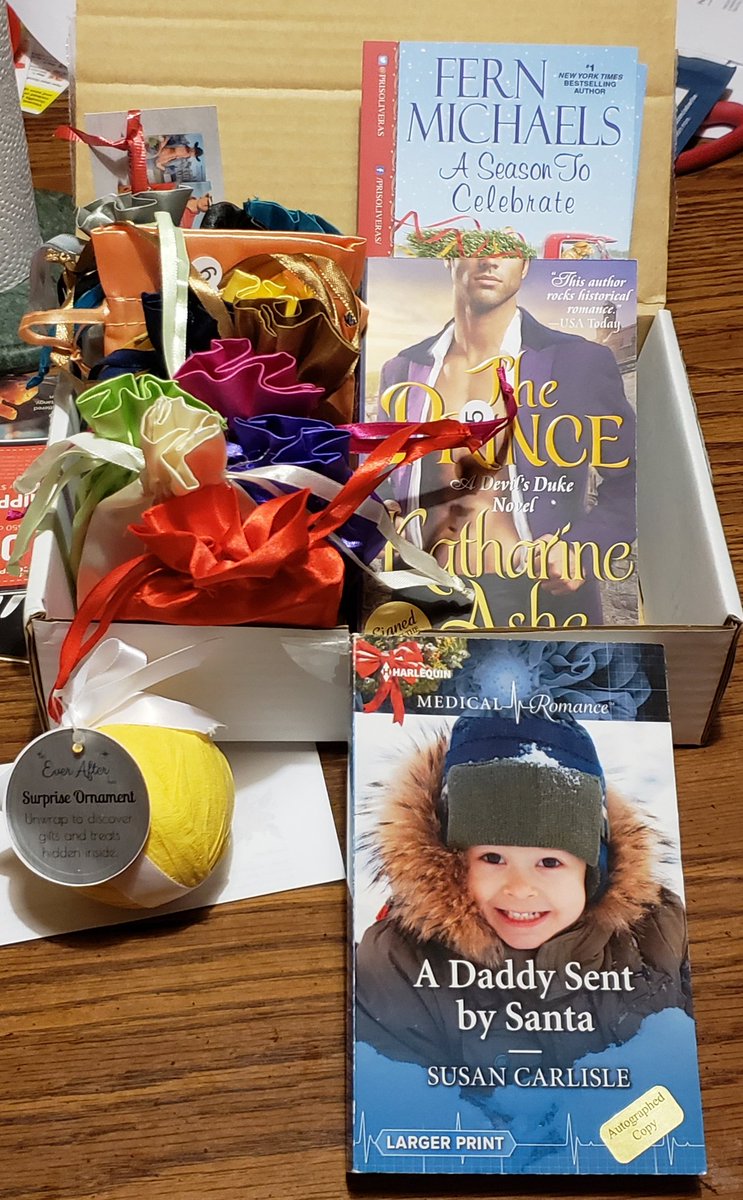 PRationality's tweet image. The very last @EverAfterBox &amp;amp; the 3rd Holiday Box.

3ish years of romance authors I've enjoyed and found, swag I love decorating with &amp;amp; themes I went 😍 over.

Thank you to all the authors who were part of the fun - you were my fav book box.