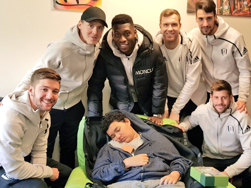 A big thanks to the guys at @FulhamFC for coming to @SSChospices. They were all so lovely with the kids, sadly my brother was very sleepy but they still all came to see him and give him an Xmas pressie π€β€ @LucianoVietto @stefanjohansen @tfosumensah @sergiorico25 @FabricioAgosto