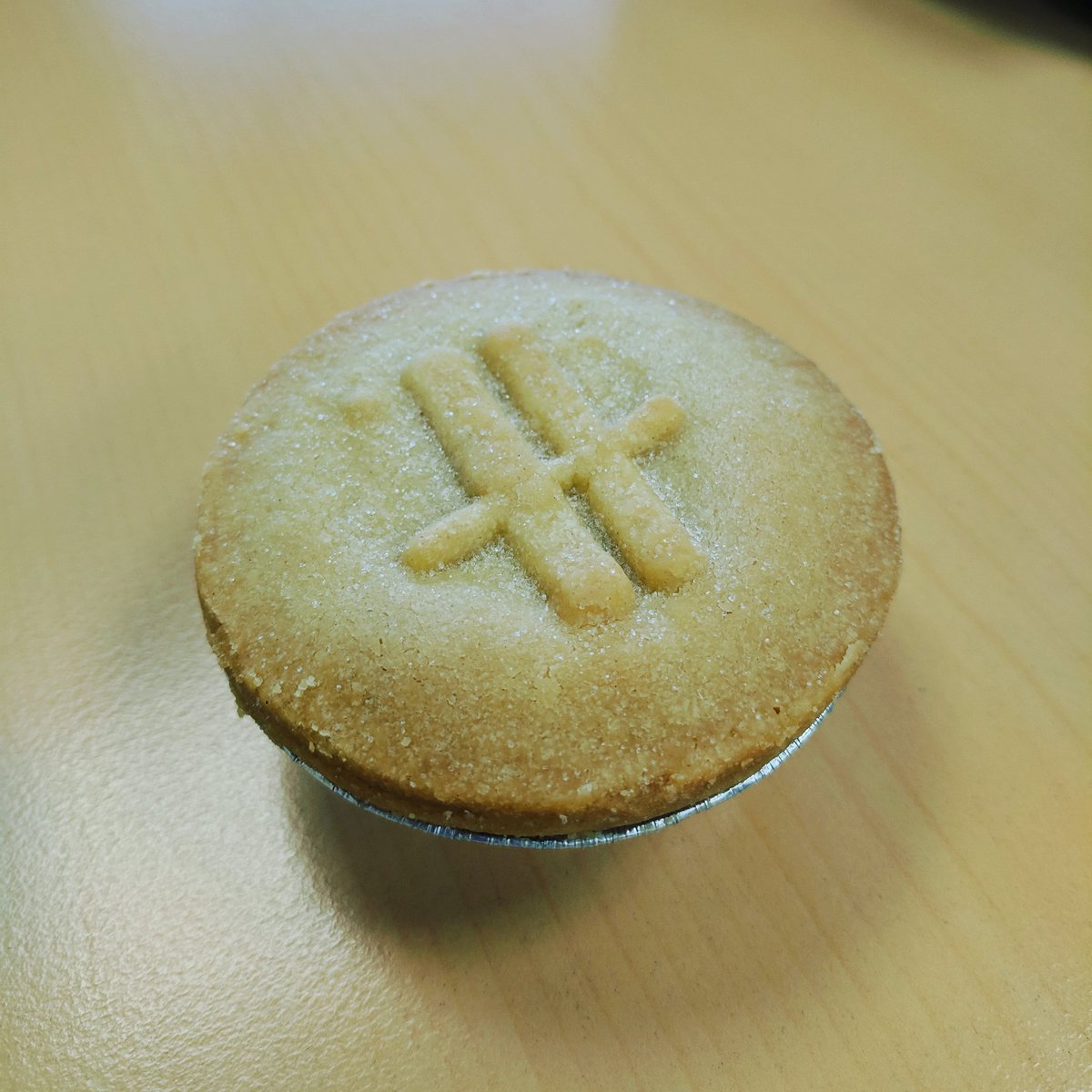 ChristmassBliss's tweet photo. We've waited a long time to open these, but finally we got to open these from @Harrods and they didn't disappoint! #mincepies #challenge #Christmas https://t.co/fklxzIN0lq
