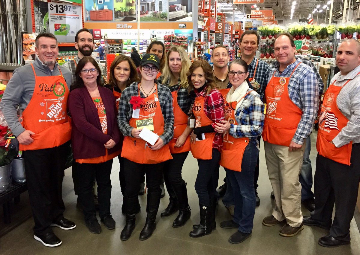 mpisapia6's tweet image. Recognizing 2 awesome associates during today business walk! Regina D.31 is always willing to lend a helping hand. Eddy D.26/29 leads everyday with a positive attitude! Both go above &amp;amp; beyond for our customers &amp;amp; store everyday!