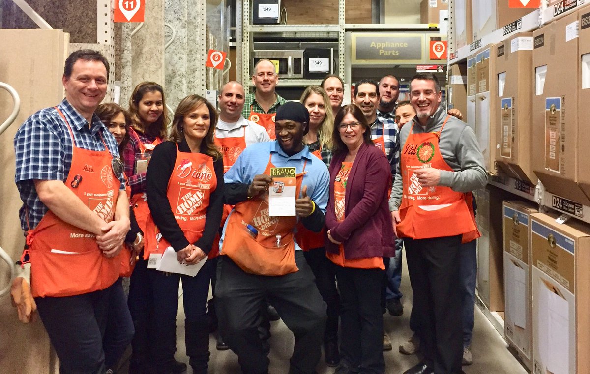 mpisapia6's tweet image. Recognizing 2 awesome associates during today business walk! Regina D.31 is always willing to lend a helping hand. Eddy D.26/29 leads everyday with a positive attitude! Both go above &amp;amp; beyond for our customers &amp;amp; store everyday!