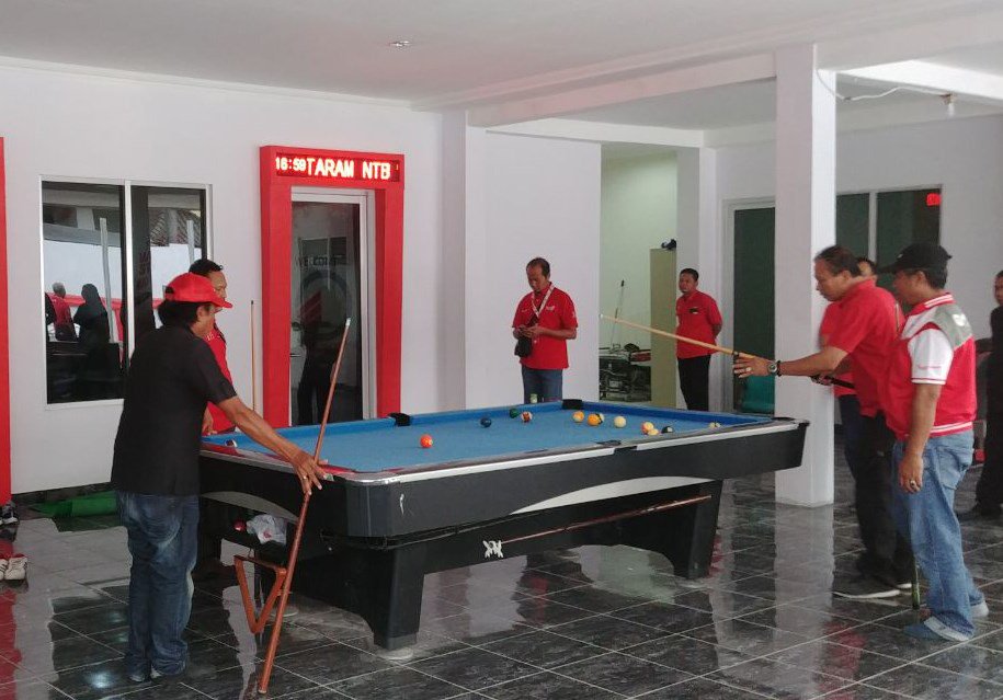 debudys64's tweet photo. #TelkomFuntastic5 #BRIGHTTR5 #NTBTREG5 (Witel NTB)  (Co-Working Space) Disela kesibukan kerja dicairkan dengan bermain Bilyard di ruang Co Working space Mataram @parwi66 @_funtastic5_ https://t.co/IKPJLUQ7Ws