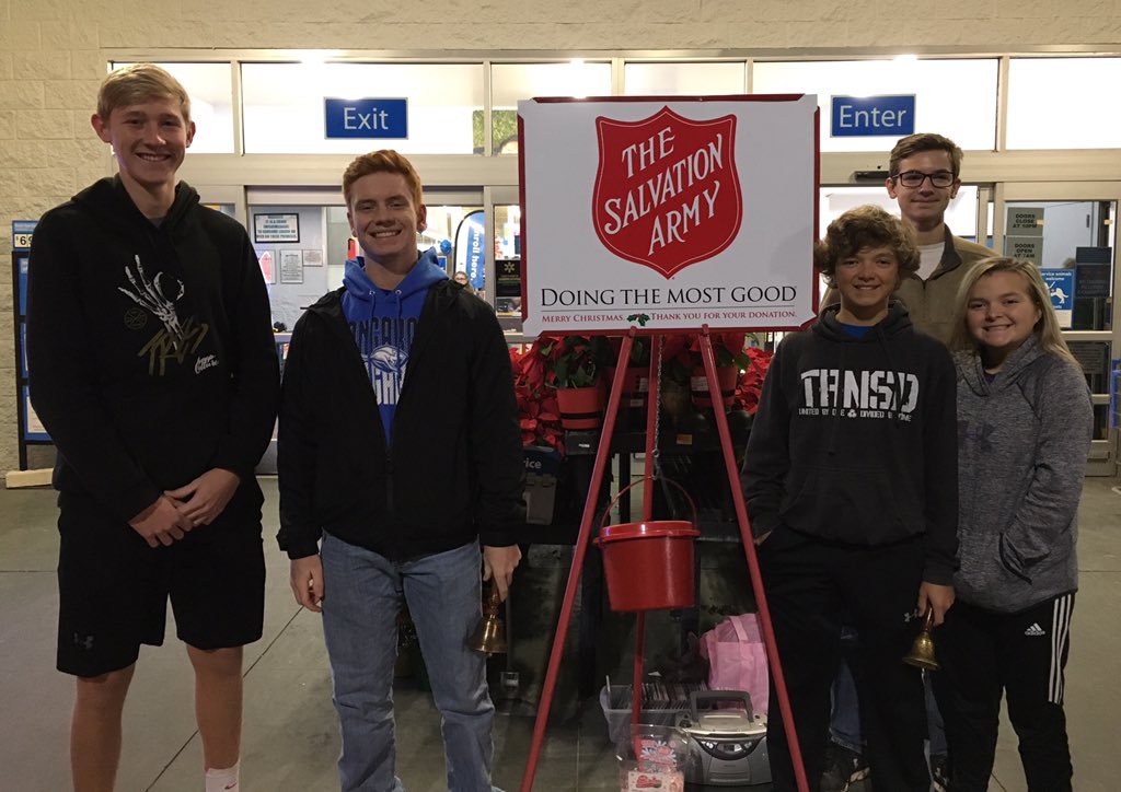ErinLight3's tweet photo. WHS Tennis Roos giving back!!! 💕🎾 Ringing the bells for Salvation Army! 🔔🌲Round 2 #whywisd https://t.co/7j9Jh7cfb3