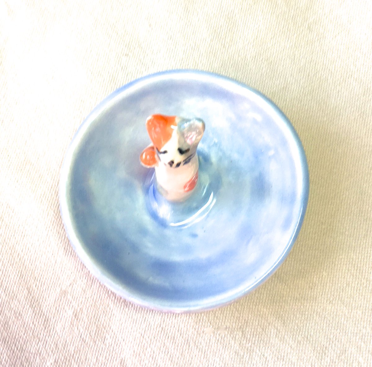 ZenCatPottery's tweet photo. Calico Cat Ring Holder,  https://t.co/63yNwHXpJ1  #etsyspecialt #etsyteamunity #integritytt #ringcone #ringholder #catlover #catlovergift #ceramics #handmadeceramics #stonewarepottery #jewelrylover #jewelrylovergift #etsyshop #etsyseller https://t.co/I3dUBvgvMt