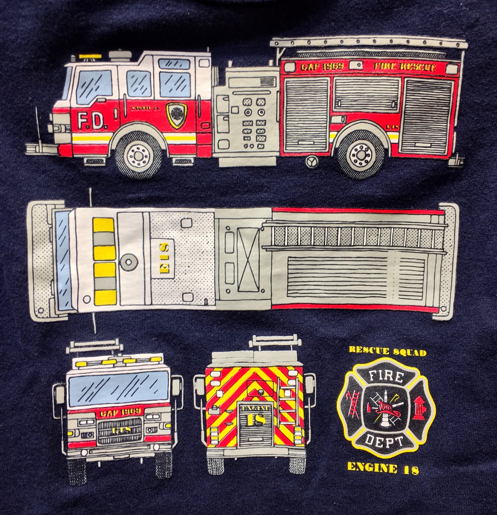 阪警 Gapの子供服 消防車がアメリカンな手書きイラストの４面 エンブレムで良い感じ デカいengineは日本の消防車とは違うカッコ良さがありますね T Co Clwhcragvv Twitter