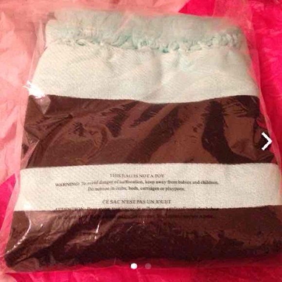 EasyTigerShop's tweet image. So good I had to share! Check out all the items I'm loving on @Poshmarkapp #poshmark #fashion #style #shopmycloset #pinkvictoriassecret #vincecamuto #converse: bnc.lt/focc/MN9lOX1fBP