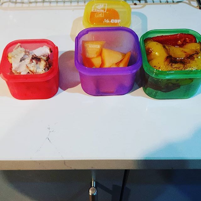 Yogadogs1's tweet photo. Portion containers filled... @beachbodyuk , healthy veg soup cooking - #21dayfix loaded for morning workout ... healthy here I come # beachbody #portioncontrol #icandothis https://t.co/Dp1T7J0qEX https://t.co/tXSjPu9W42