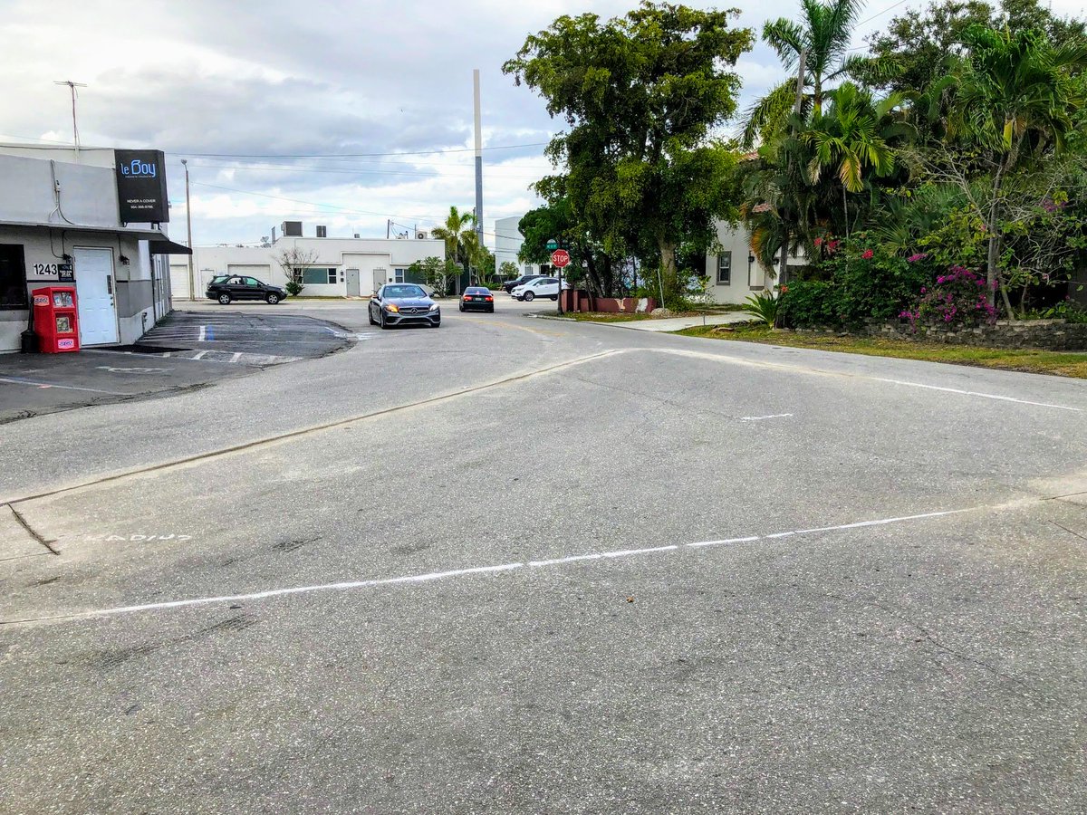 FTLCityNews's tweet photo. 🚧 A transportation project is underway in Lake Ridge!
A new median is being installed to calm traffic at the intersection of N Flagler Drive and NE 11th Avenue. Construction is expected to be completed by the end of this year.
#VisionZeroFTL #VZFTL #TAMTuesdayFTL https://t.co/caXZCITLuW