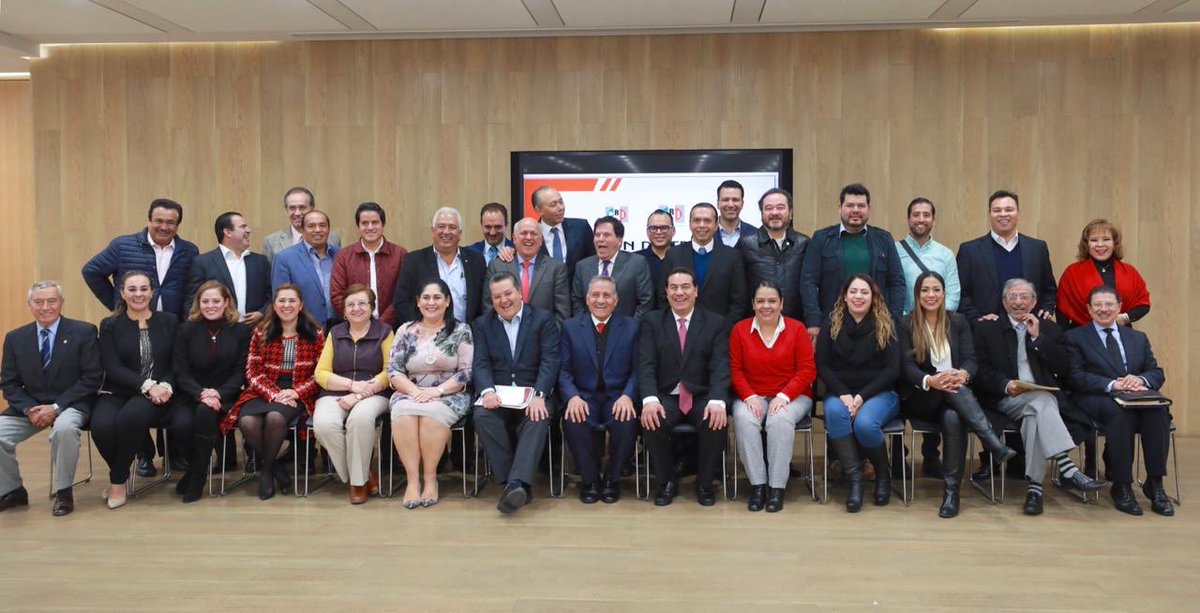 JuntasXDurango's tweet photo. Reunión estratégica con @arturozamora Secretario Gral del @PRI_Nacional junto con Líderes y Dirigentes de sectores y organizaciones del @CDE_PRI_Durango y homólogos a nivel nacional, rumbo el proceso electoral 2019. Las Mujeres #ONMPRIDurango estamos listas #LaCausaNosUne https://t.co/gsFvRiuSdg
