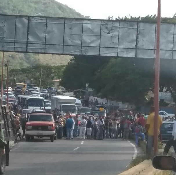 yoerli2017's tweet photo. De los creadores de "no llegó el pernil" en #Dic2017, ahora llega "un kilo de pernil por familia" en #Dic2018, y encima le dicen a los del Clap que vean a ver cómo los pican. En algunos sectores de #Trujillo se niegan a recibir el producto y en otros se registraron protestas #11D https://t.co/ocfewnSHD4