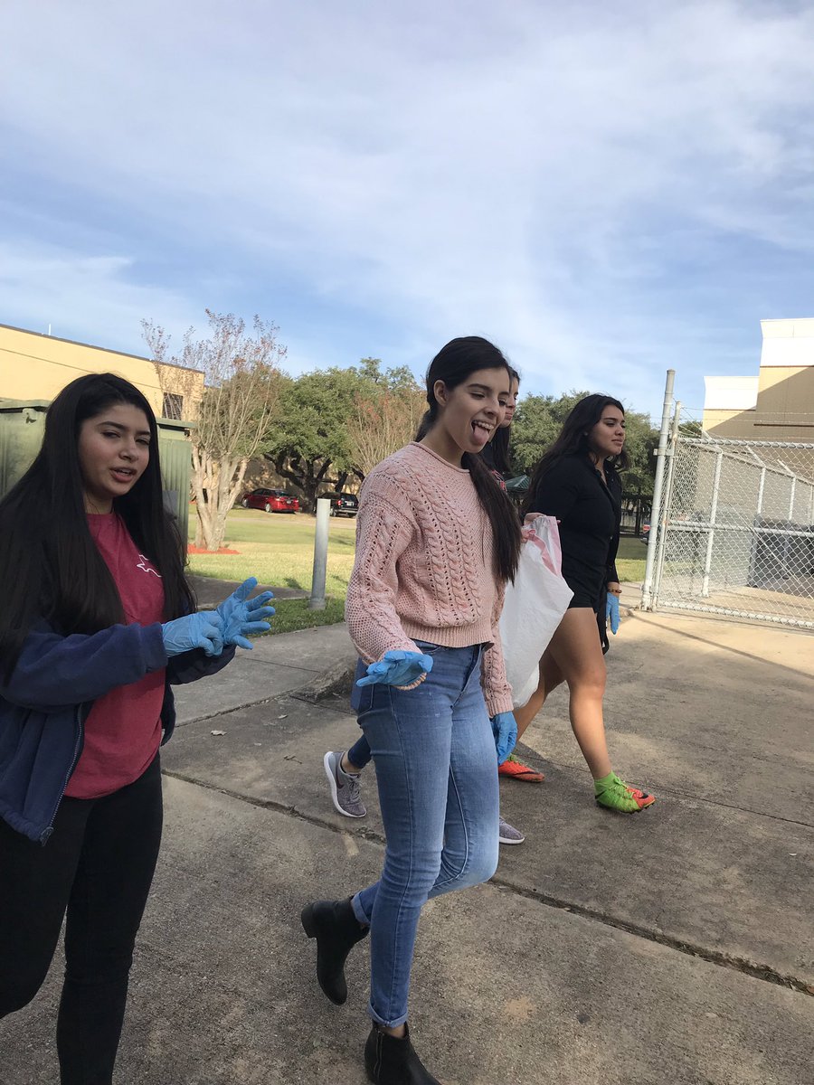 PasadenaNHS's tweet photo. A very successful clean up day 😊♻️🚮♻️ https://t.co/icWVX8xdNe