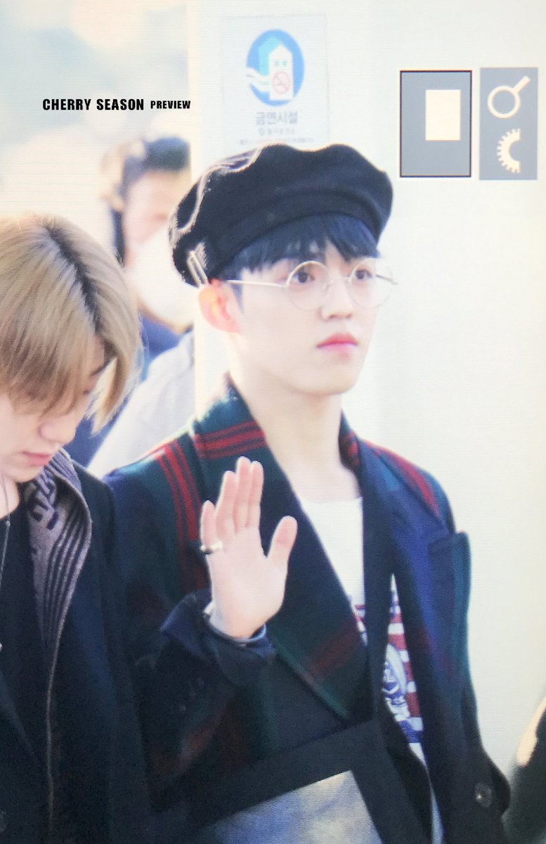 cherry_cheol88's tweet photo. 181213 ��천공항 출국

가즈아~! 🛫

#세븐틴 #에스쿱스 #최승철 #SEVENTEEN #SCOUPS https://t.co/dpBJMdmf0b