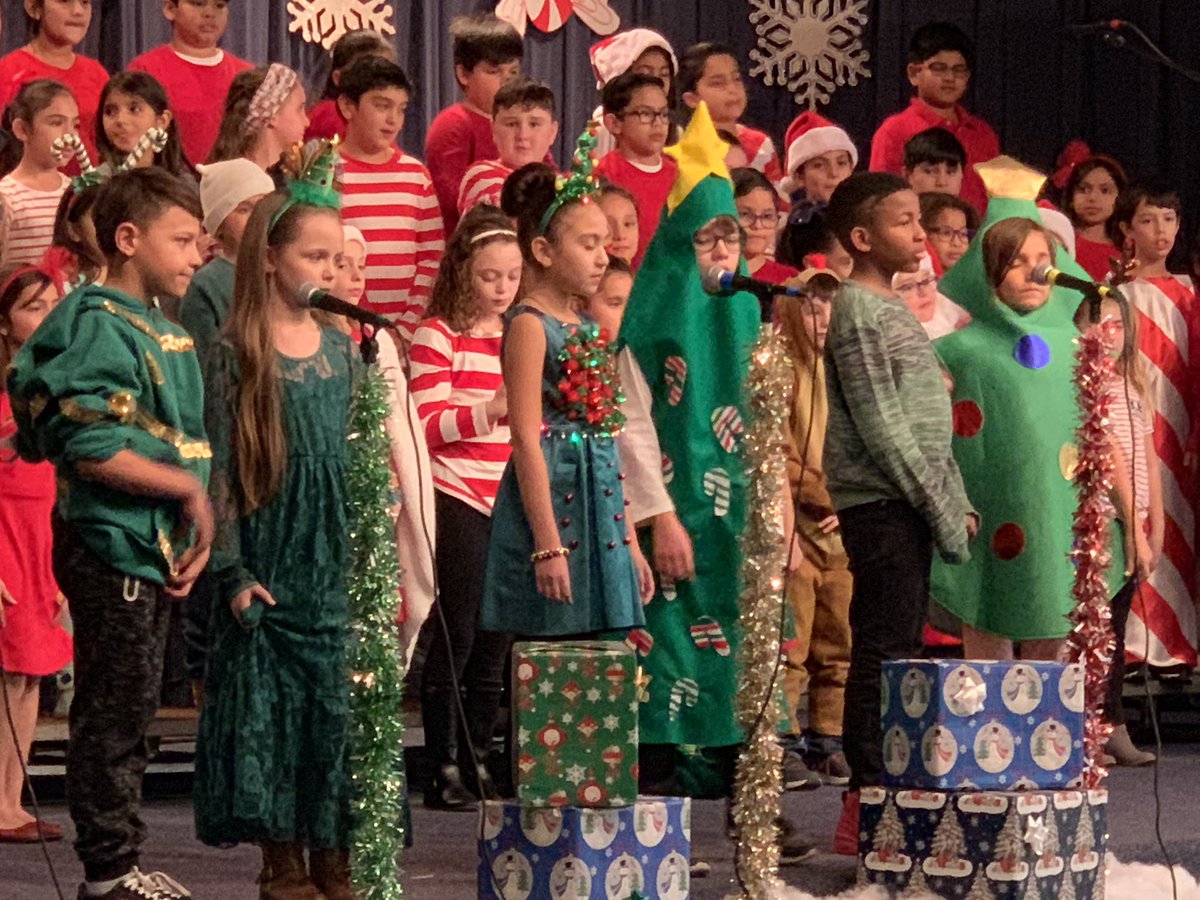 claudiacolunga7's tweet photo. Our annual 3rd Grade Holiday performance!  Kids did a great job of singing and performing!! https://t.co/2vzU9YZxO9