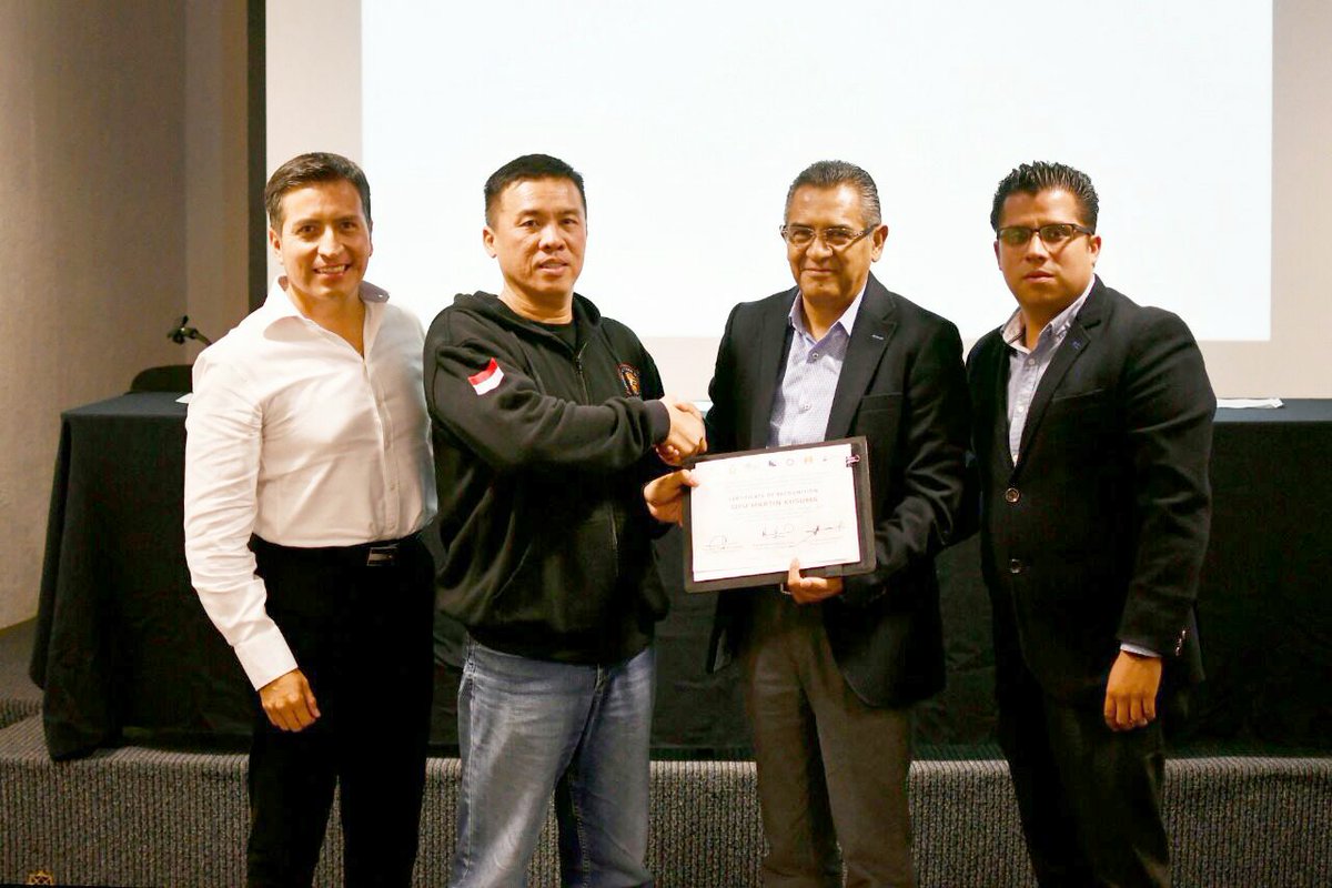IMEPLAN_Puebla's tweet photo. El @IMEPLAN_Puebla, @CjurWorld y el @IAP_Puebla, hicieron entrega de un reconocimiento a Sifu Martin Kusuma, por su labor como promotor del espacio público a través del #WingChun @onuhabitat @urbancampaign, #urbanthinkers https://t.co/LnIDWVPlh5