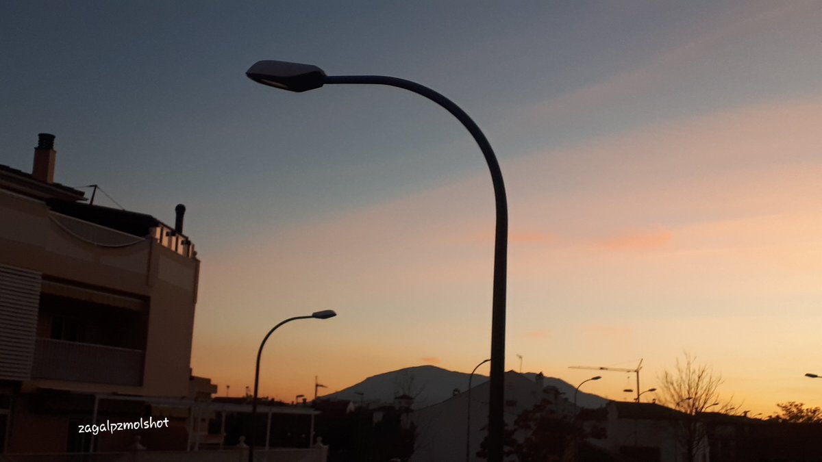 JuanCarpzmol's tweet photo. Two days before.. Yesterday, the sunset #burningclouds #clouds #cloudshigh @MeteoSE @EarthandClouds @Jota__Pex @Samuel_MR17 @RRM9X @Storm_Malaga @Beatrizxy @ManZa9 @Mariche_C @javioru @conocejaen @Meteoalicante1 @cloudymamma https://t.co/Ee22Uk8QCU