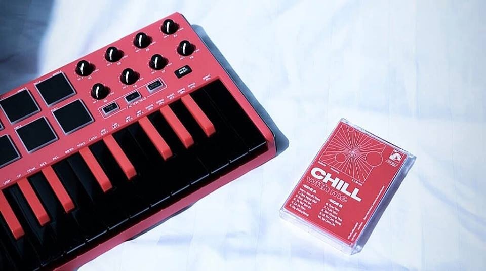 Vpop_On's tweet photo. [ INFO ] A cantora Tiên Tiên lançou seu álbum "#ChillWithMe " em forma de cassete porém, pasmem é um USB que contem as musicas e tem capacidade para 16 GD a versão Christmas ( Natal - vermelho ) já esgoto.
(+)

#vpop #TienTien #Album #USBAlbum #Singer https://t.co/YWD5iQLZSl